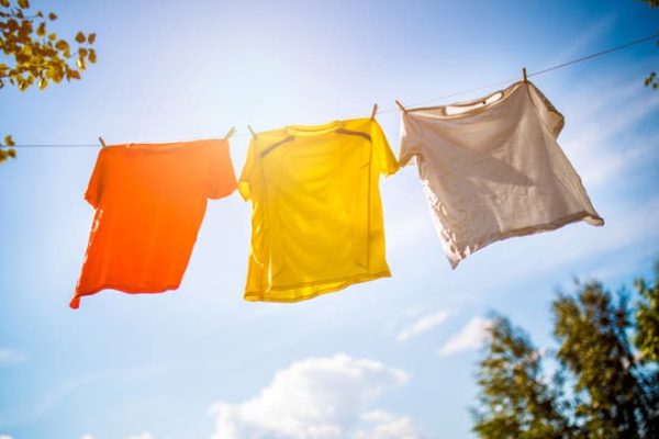 7 Tips bảo quản hình in áo đôi để giữ màu bền đẹp