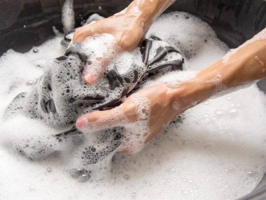 7 Tips bảo quản hình in áo đôi để giữ màu bền đẹp